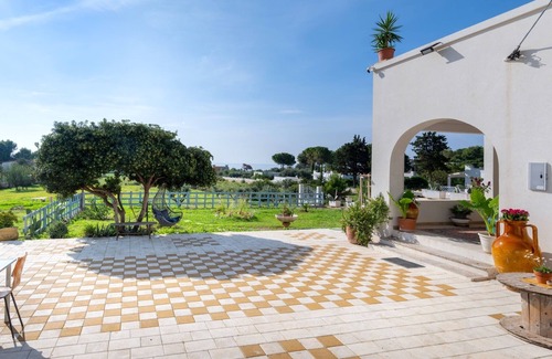 Monti D'arena-Bosco Caggione Apartment | Apartment 'Villa Salentu - Lu Mare' with Sea View, Wi-Fi and Air Conditioning