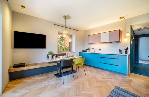 Merano Apartment | Apartment 'Villa Rosa Unterschöberlehof - Eliza' with Mountain View, Wi-Fi and Air Conditioning