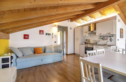 Dubino Apartment | Apartment 'Villa Serena' with Private Terrace, Wi-Fi and Air Conditioning