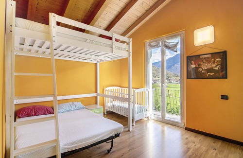 Dubino Apartment | Apartment 'Villa Serena' with Private Terrace, Wi-Fi and Air Conditioning