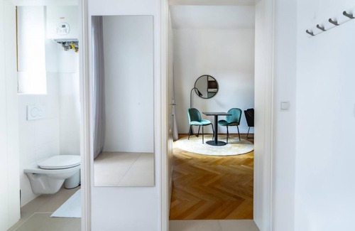 Krems an der Donau Apartment | Apartment with Terrace & King Bed in Krems Stadt