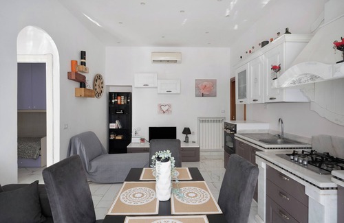 Naples Apartment | Apartment 'Whiteandblacknapoli' with Balcony, Wi-Fi and Air Conditioning
