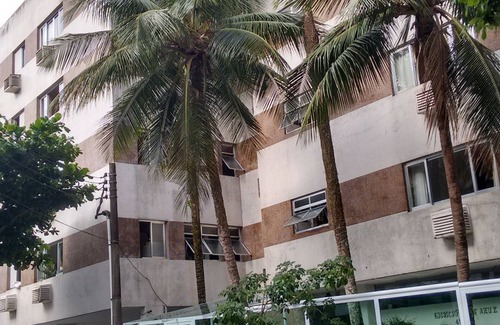 Jardim Sao Miguel Apartment | Apartment with 2 bedrooms + 1 optional/2 parking spaces/air conditioning/5 blocks from Enseada beach