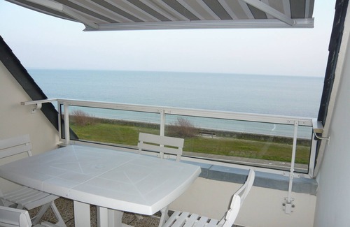 Damgan Apartment | Apartment with access and stunning sea views