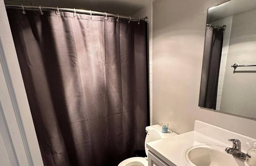 Somerset Apartment | Apartment with balcony and rooftop summer pool!