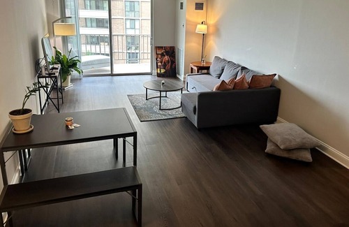 Somerset Apartment | Apartment with balcony and rooftop summer pool!