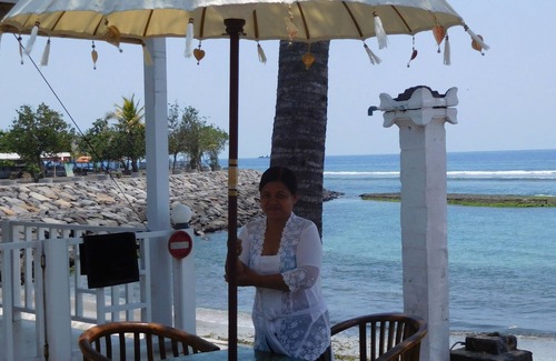 Candi Dasa Apartment | Apartment with beautiful garden 20 meters from beach with shared pool