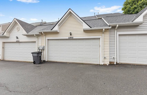Sterling House | Apartment with garage parking Patio close IAD