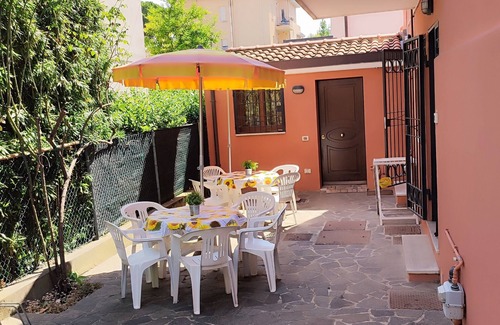 Marina Centro Apartment | Apartment with garden, by the sea, beach included