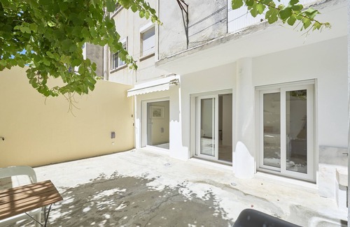 Cacem Apartment | Apartment with patio, 5 minutes to railway station