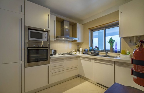 Sesimbra Apartment | Apartment with sea view, pool access and private parking in Sesimbra