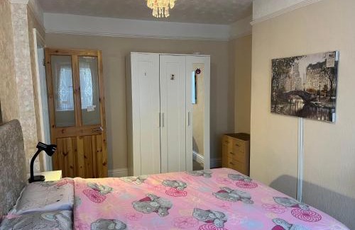 Plymouth Apartment | Apartment with shared garden and basic equipments