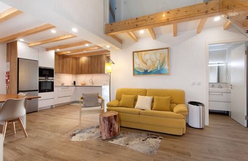 Atalaia House | Apartment 'Zeca Holidays Atalaia Waterfall' with Balcony and Wi-Fi