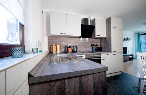 Stade Apartment | Apartment 'Zentrale Wohnung Mit Whirpool' with Balcony and Wi-Fi