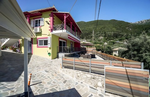 Sivros Apartment | Apartment 'Zois' with Private Terrace, Wi-Fi and Air Conditioning