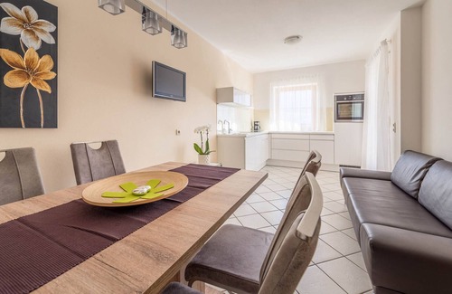 Tramin Apartment | Apartment Zwerger 'Südost' with balcony, pool and large sunbathing lawn