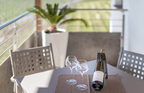 Tramin Apartment | Apartment Zwerger 'Südost' with balcony, pool and large sunbathing lawn