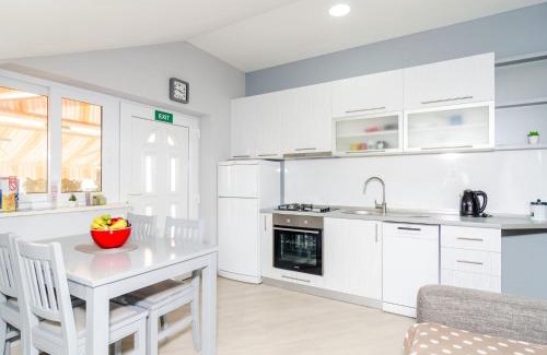 Banici Apartment | Apartments Donita - Standard Two Bedroom Apartment with Balcony and Sea View