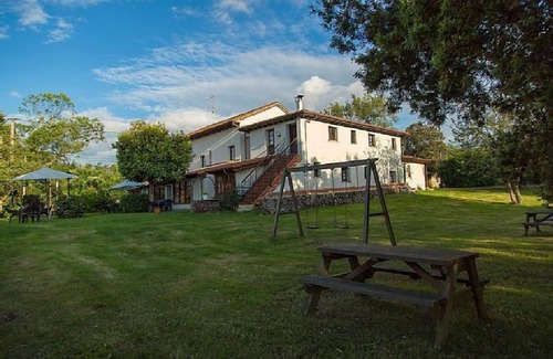 Villanueva de Pria Cottage | Apartments for groups with gazebo/social room