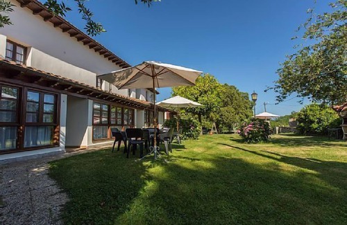 Villanueva de Pria Cottage | Apartments for groups with gazebo/social room