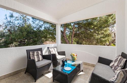Nerezine Apartment | Apartments in pinewood near the sea
