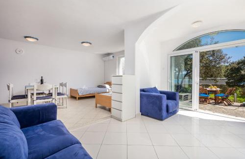 Nerezine Apartment | Apartments in pinewood near the sea