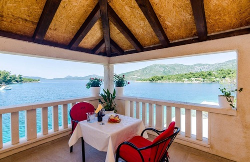 Krucica Apartment | Apartments Melany - Studio Apartment with Shared Terrace and Sea View
