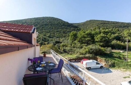 Hodilje Apartment | Apartments Memunić - Comfort One Bedroom Apartment with Balcony and Sea View