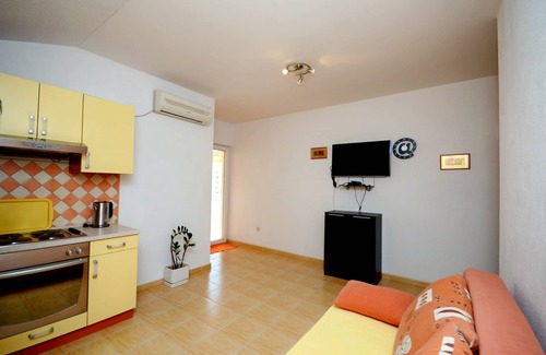 Istok Apartment | Apartments Pero (36191-A1) - Makarska