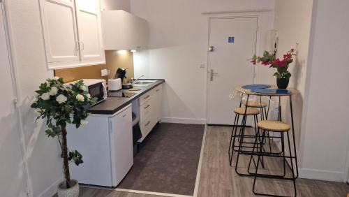 Evreux Apartment | App 1- Studio Lumineux et Jardin Hyper-Centre 5min gare