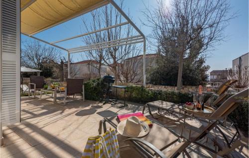 Petrcane Apartment | App In A Resort By The Beach