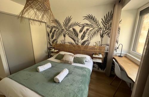 Chouzelot Apartment | Appart-hôtel n 2 calme avec vue sur la piscine, petit-déjeuner, terrasse et parking