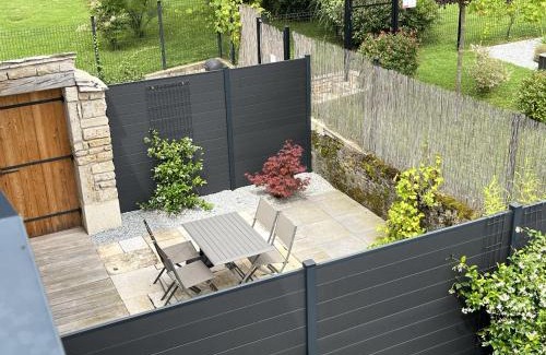 Chouzelot Apartment | Appart-hôtel n 2 calme avec vue sur la piscine, petit-déjeuner, terrasse et parking
