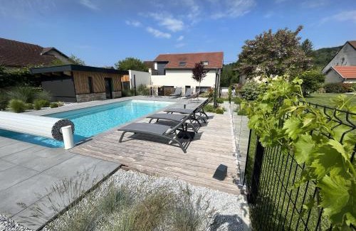 Chouzelot Apartment | Appart-hôtel n 2 calme avec vue sur la piscine, petit-déjeuner, terrasse et parking