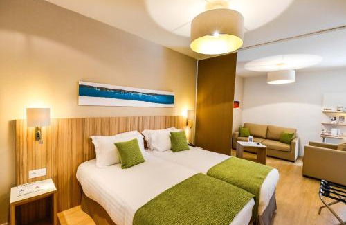 Yves Farge - Le Fleuve Apartment | Appart hôtel Q7 Lodge Lyon 7