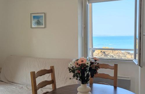 Planguenoual Apartment | Appart vue mer-au pied du chemin de randonnée " Bassan"