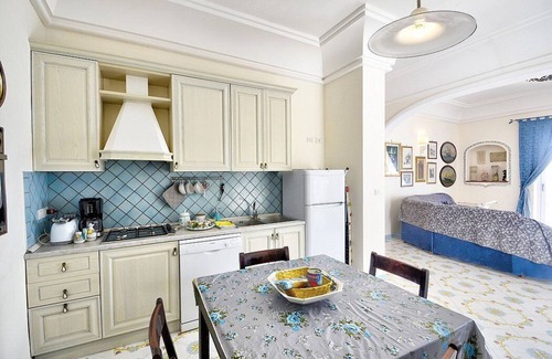 Praiano House | Appartamento Annarosa A: A pleasant and spacious apartment that covers the entire top floor of a villa built on the sloping cliff in front of the sea, with Free WI-FI.