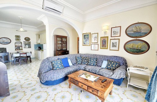 Praiano House | Appartamento Annarosa A: A pleasant and spacious apartment that covers the entire top floor of a villa built on the sloping cliff in front of the sea, with Free WI-FI.