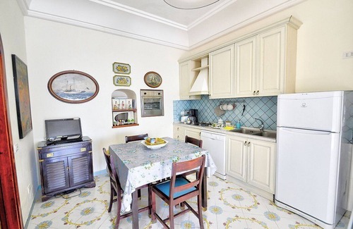 Praiano House | Appartamento Annarosa A: A pleasant and spacious apartment that covers the entire top floor of a villa built on the sloping cliff in front of the sea, with Free WI-FI.
