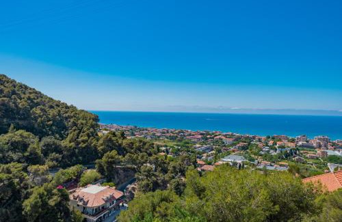 Vallecrosia Apartment | Appartamento incantevole con piscina