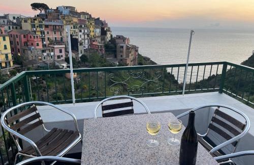 Corniglia Apartment | Appartamento Isola - In the center with Terrace - sea view & AC