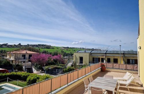 Sirolo Apartment | Appartamento L'Azalea - a due passi da Numana con grande terrazzo e piscina condominiale stagionale