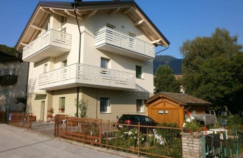 Baselga di Pine Apartment | Appartamento luminoso, giardino, vista Dolomiti.