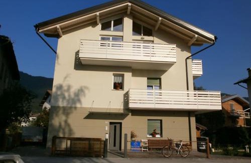 Baselga di Pine Apartment | Appartamento luminoso, giardino, vista Dolomiti.
