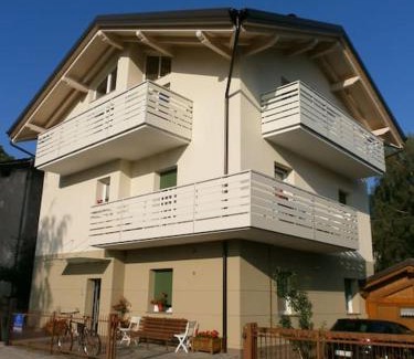 Baselga di Pine Apartment | Appartamento luminoso, giardino, vista Dolomiti.
