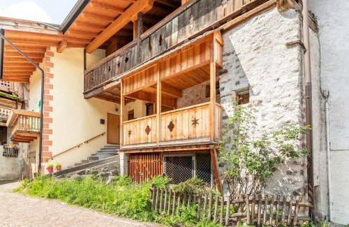 Predazzo Apartment | Appartamento rustico con stube e balcone
