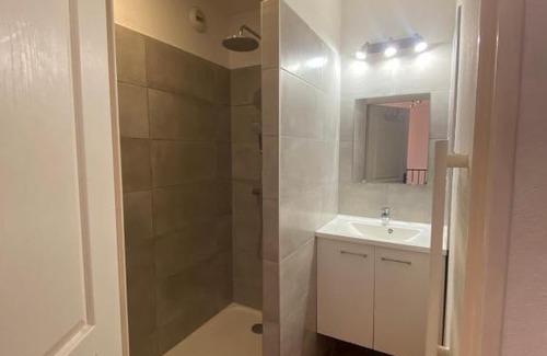 Sainte-Cecile-les-Vignes Apartment | Appartement Sainte Cécile