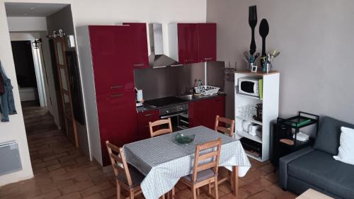 Saint-Laurent-le-Minier Apartment | Appartement pour 4 personnes dans une rue très calme