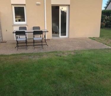 Saint-Aubin-du-Cormier Apartment | Appartement au RDC avec jardin clos, au calme.