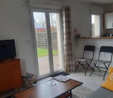Saint-Aubin-du-Cormier Apartment | Appartement au RDC avec jardin clos, au calme.